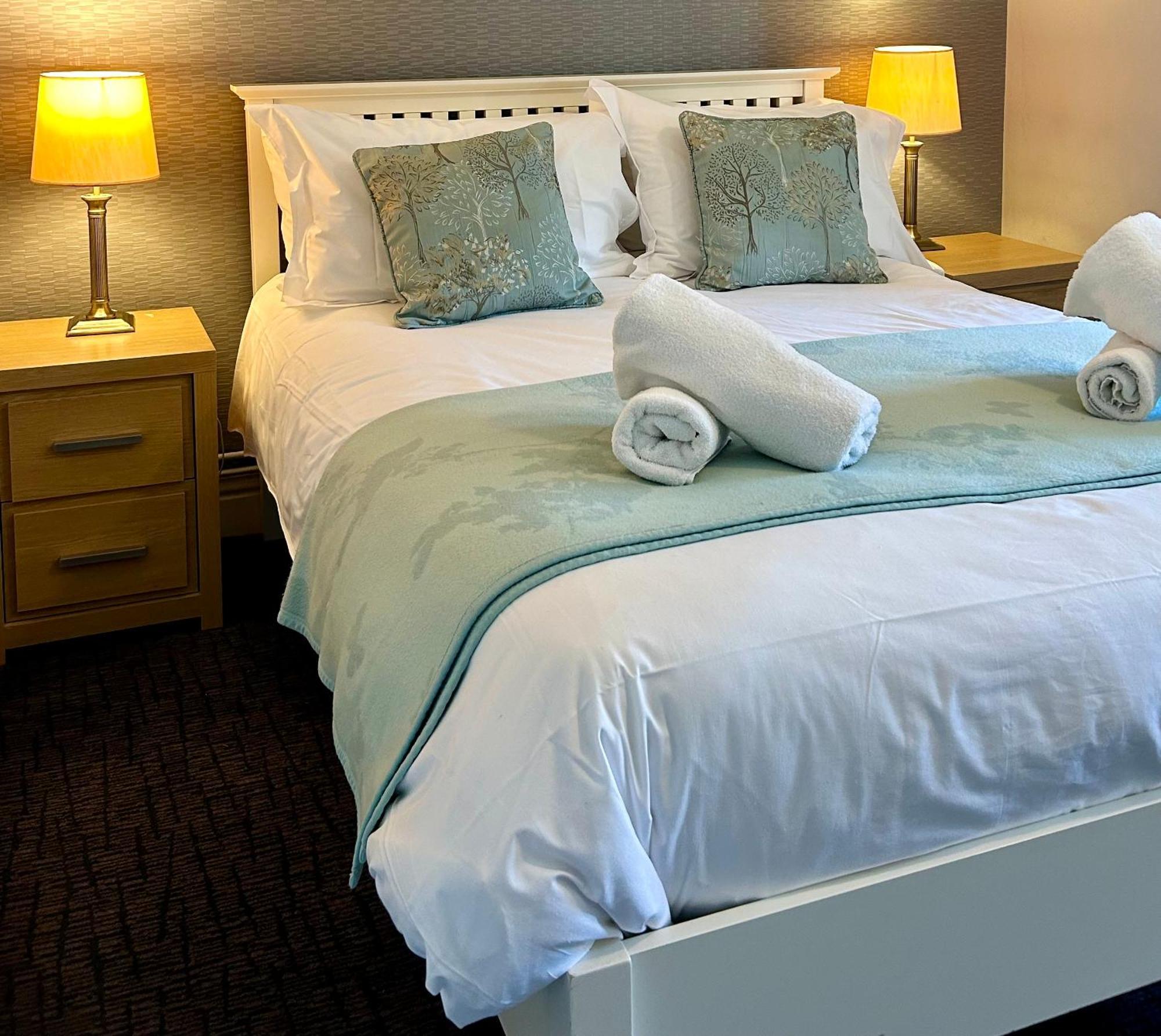 The Talbot And Apartment Iwerne Minster Экстерьер фото