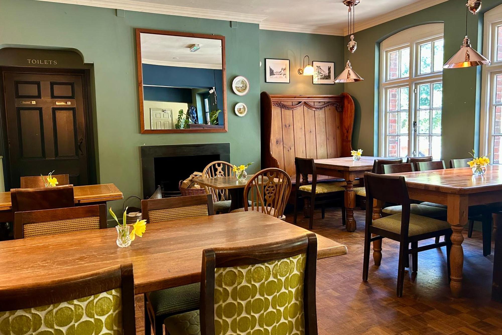 The Talbot And Apartment Iwerne Minster Экстерьер фото