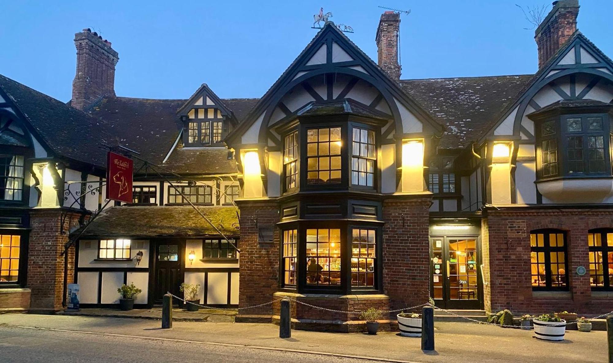 The Talbot And Apartment Iwerne Minster Экстерьер фото