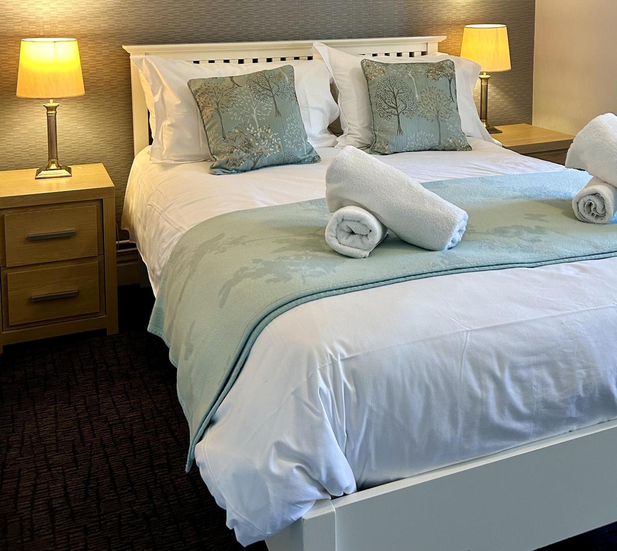 The Talbot And Apartment Iwerne Minster Экстерьер фото