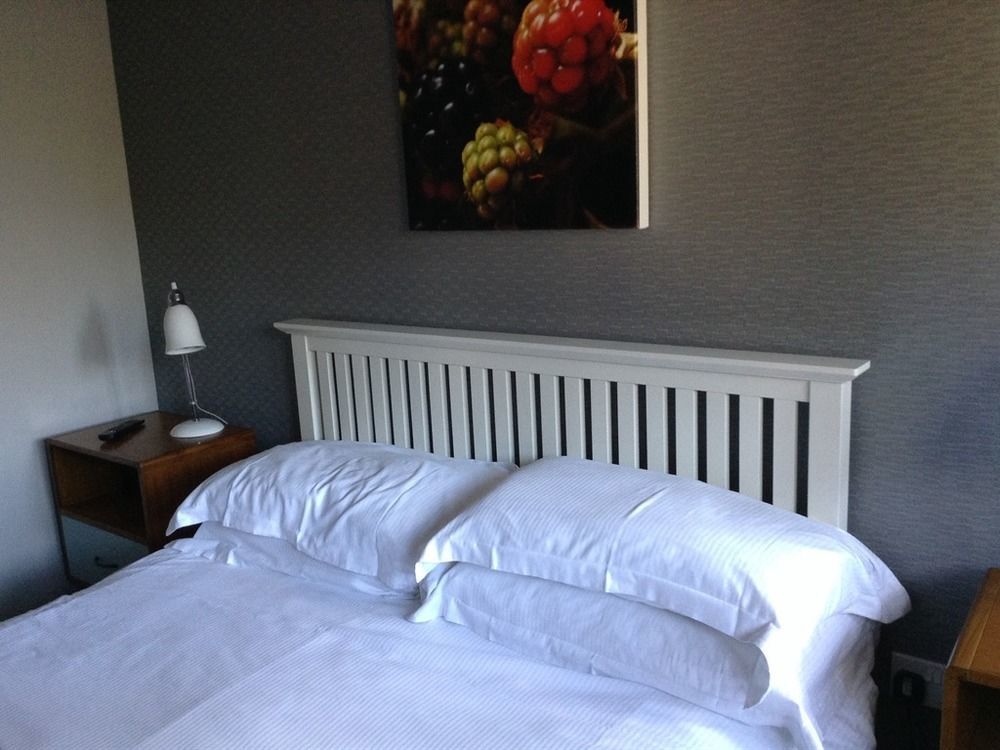 The Talbot And Apartment Iwerne Minster Экстерьер фото